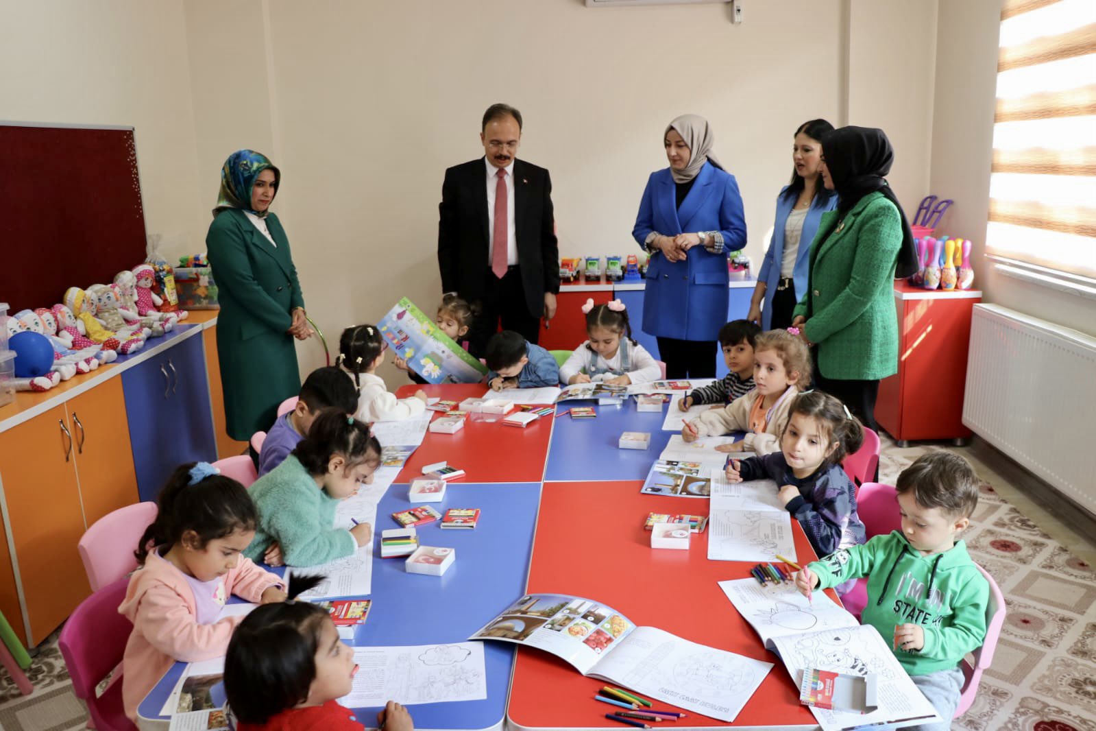 Vali Dr. Kemal Kızılkaya Eşi  Nurten Kızılkaya Hanımefendi ile birlikte kasımlı köyü ilkokulu ve Baykan Aile Destek Merkezi’ni ziyaret etti.