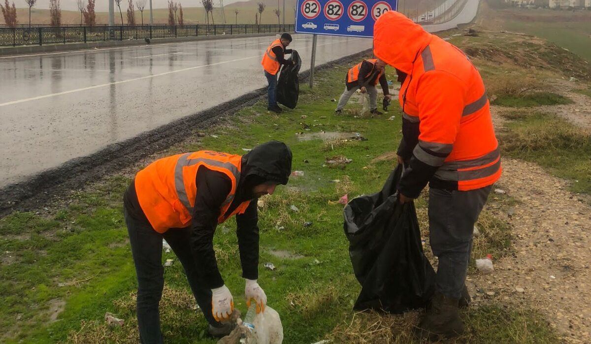 SİİRT ÇEVRE KARAYOLUNDA TEMİZLİK ÇALIŞMASI BAŞLATILDI