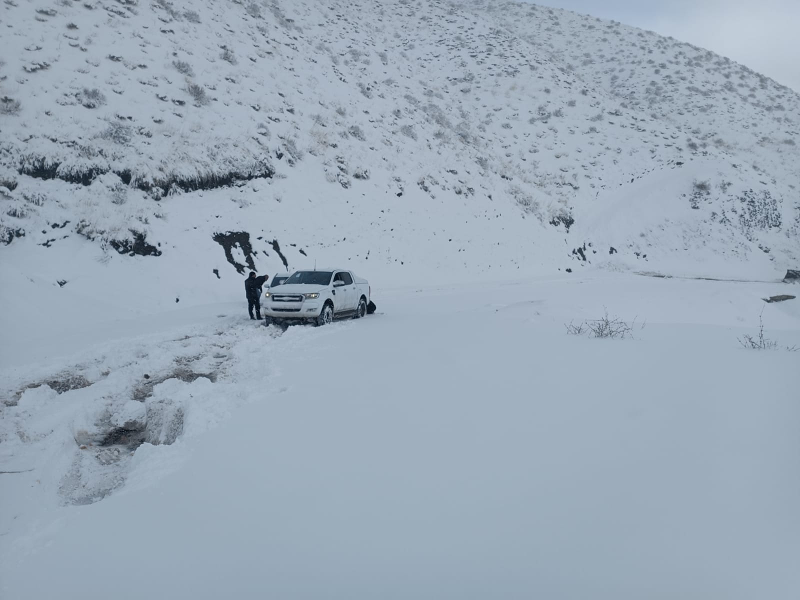 Siirt’in Pervari İlçesinde Yoğun Kar! Geçittepe Grup Köy Yolu Ulaşıma Kapandı