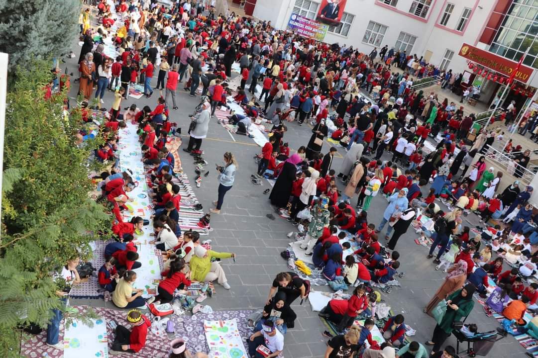 Siirt’te 1500 öğrenci okul bahçesinde geri dönüşüm konusunda farkındalık oluşturmak için aynı anda resim çizdi