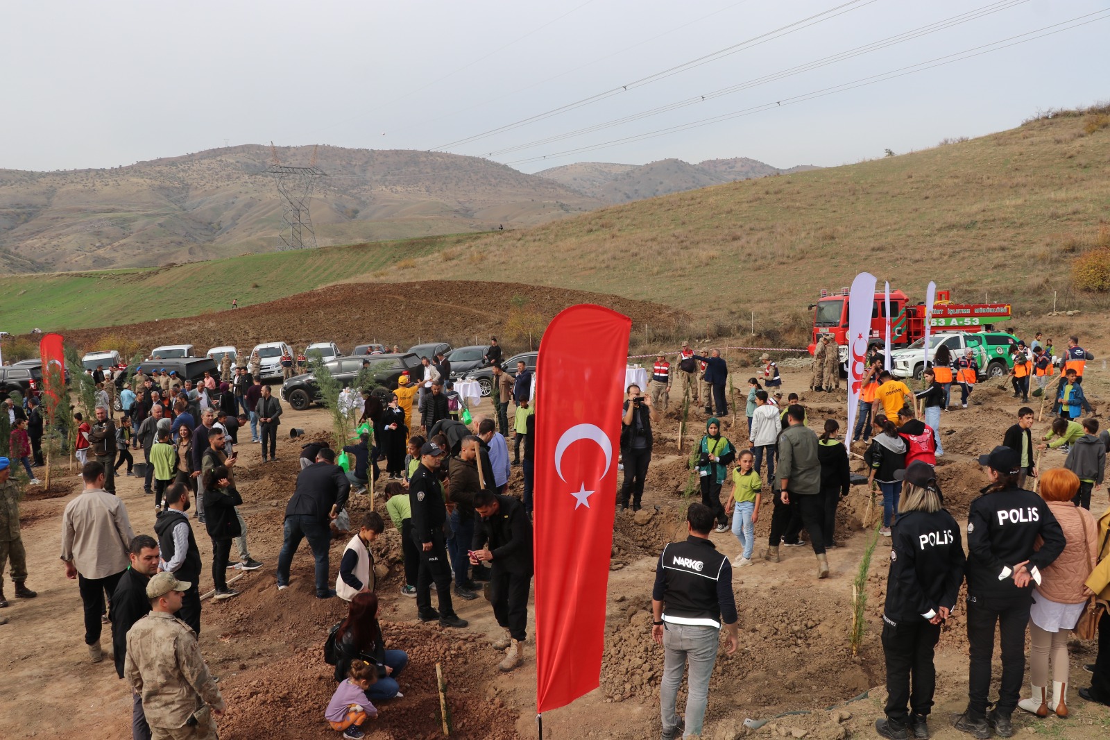 SİİRT’TE CUMHURİYETİMİZİN 100’ÜNCÜ YILINDA BİNLERCE FİDAN TOPRAKLA BULUŞTURULDU