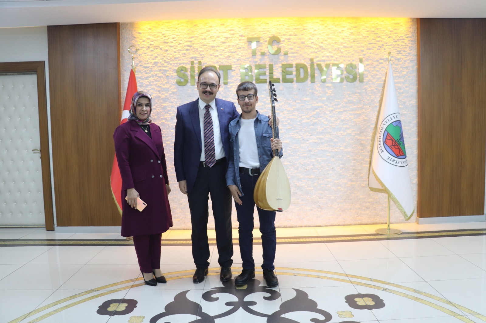 VALİ VE BELEDİYE BAŞKAN V. DR. KIZILKAYA, ÖZEL BİREY EYÜP SARSILMAZ’I MAKAMINDA AĞIRLADI