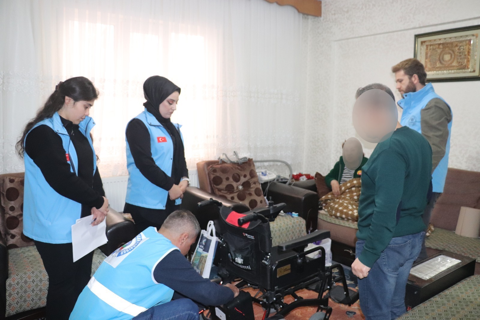 VALİ VE BELEDİYE BAŞKAN VEKİLİ DR. KIZILKAYA, İHTİYAÇ SAHİBİ AİLELERİN AKÜLÜ TEKERLEKLİ SANDALYE İSTEĞİNİ YERİNE GETİRDİ