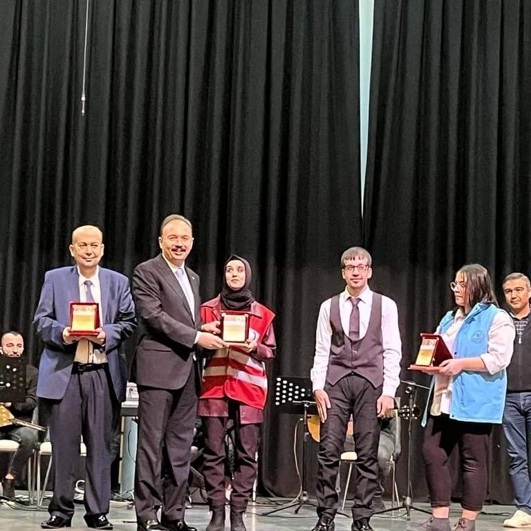 Siirt’te 3 Aralık Dünya Engeliler Günü dolayısıyla zihinsel ve bedensel engelli çocuk ve gençlere yönelik ses yarışması düzenlendi.