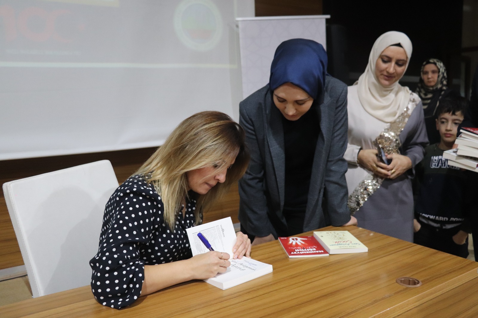 SİİRT KİTAP FUARI, YAZARLAR, OKURLAR VE YAYINEVLERİNİ BULUŞTURMAYA DEVAM EDİYOR