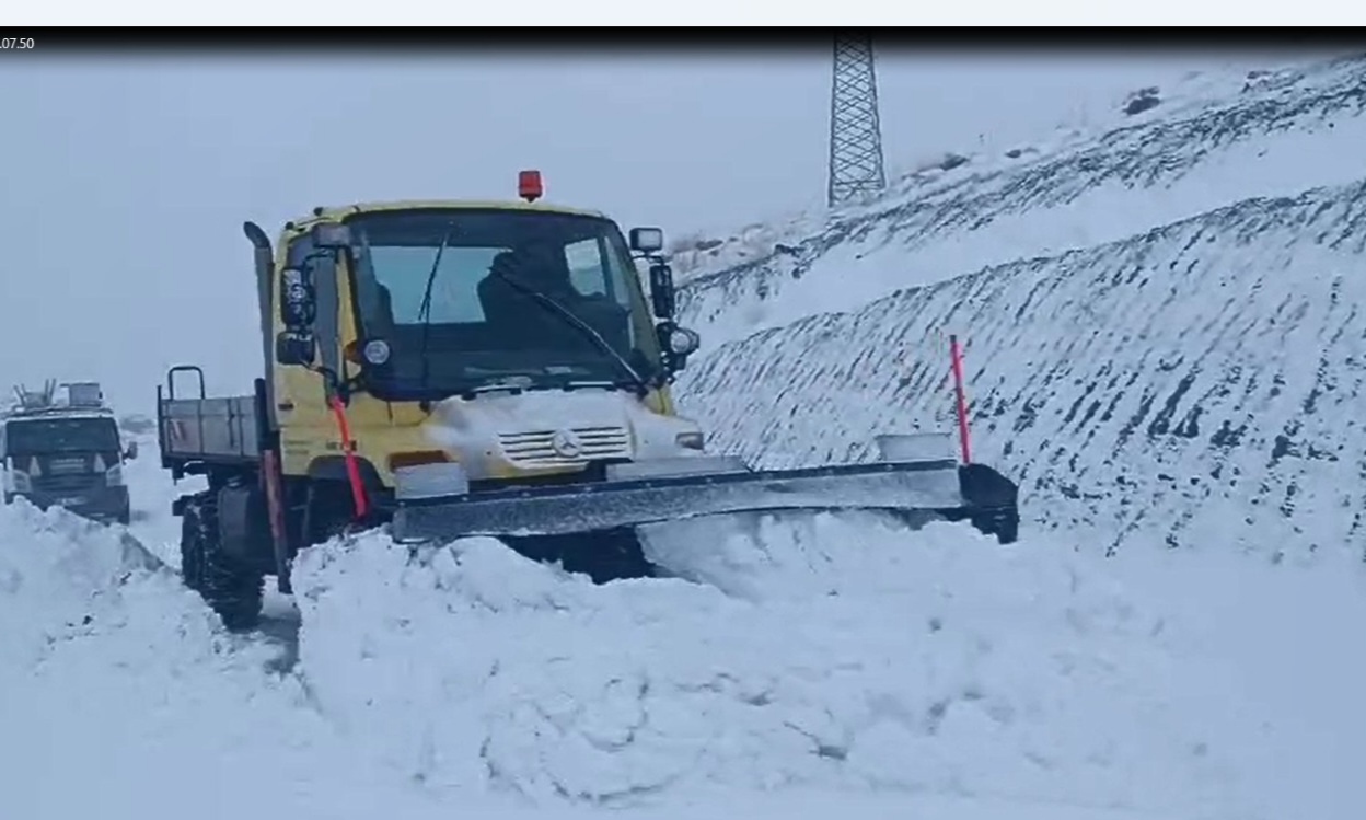 Kardan dolayı kapanan grup köy yolu ulaşıma açıldı 