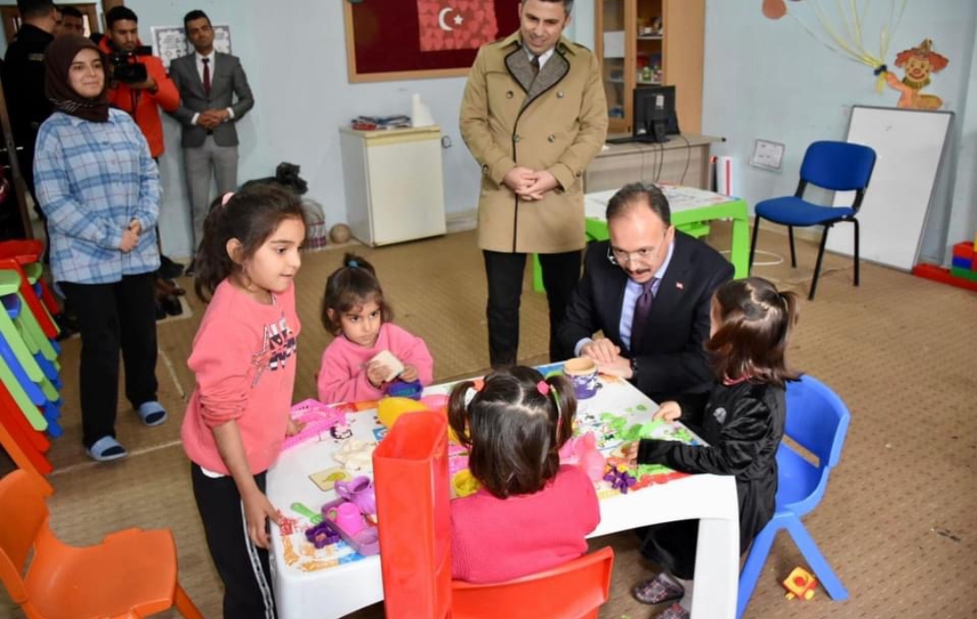 Vali Dr. Kemal Kızılkaya,Şirvan Pirinçli Şehit Faik Yüce ilkögretim Okulunu ziyaret ederek, öğretmen ve öğrencilerle bir araya geldi.