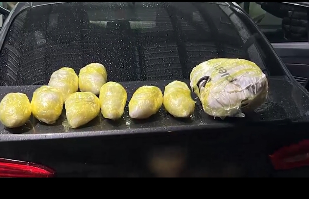 Siirt’te bir araçta yapılan aramada 8 kilo uyuşturucu ele geçirildi! 2 kişi tutuklandı