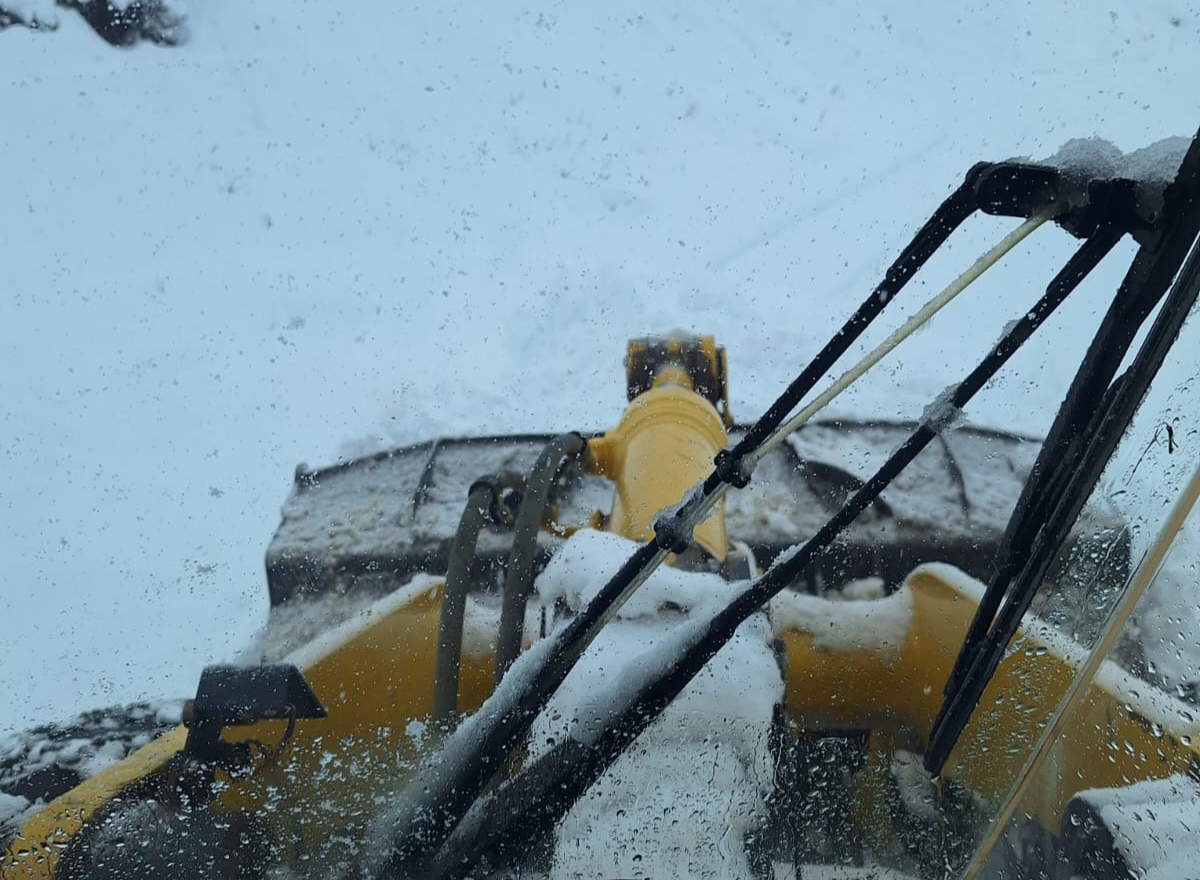 Karda mahsur kalan yolcu minibüsü Özel İdare ekipleri tarafından kurtarıldı 