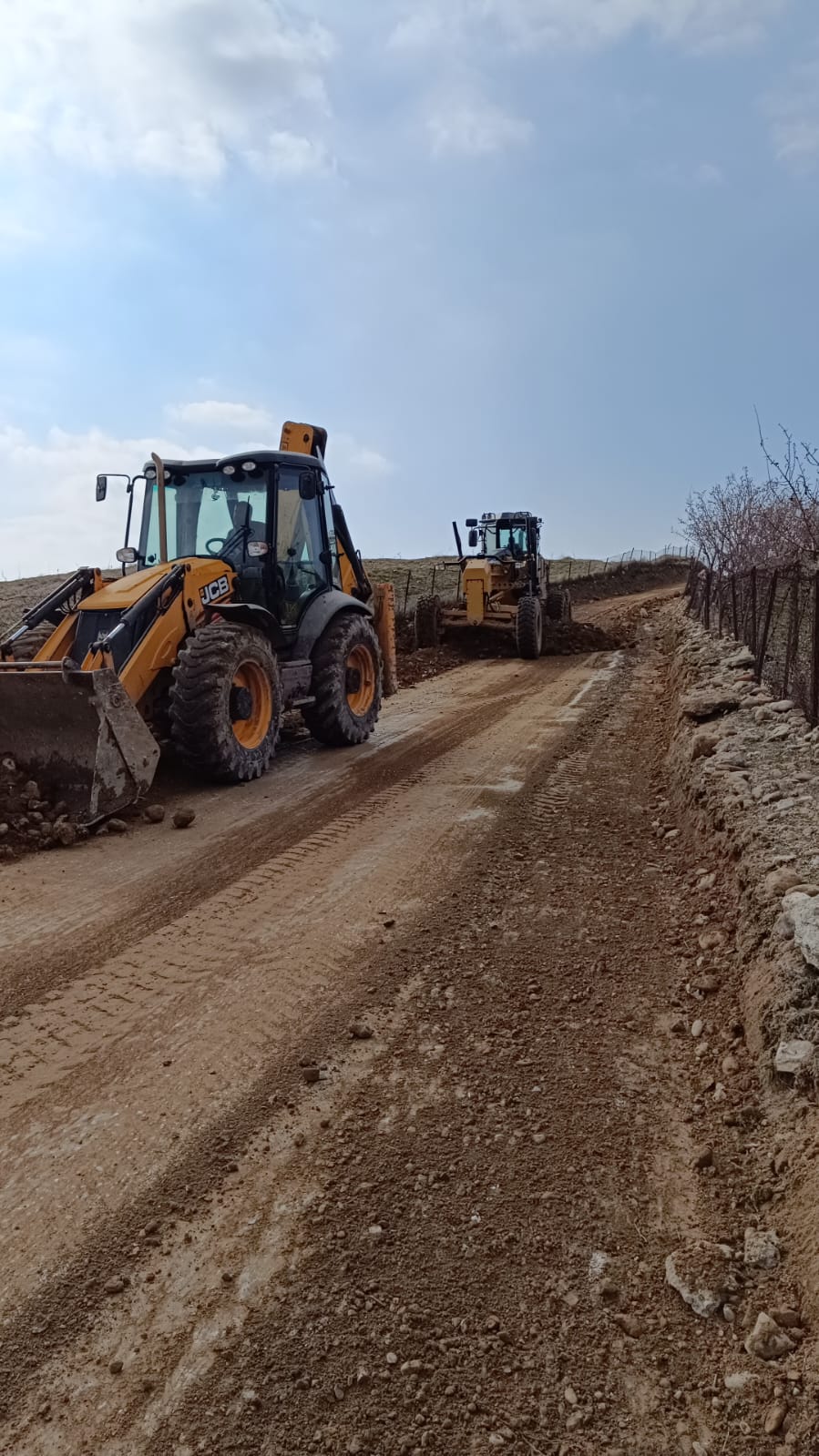 Deyr’de Yol ve Su Sorunu Çözülüyor
