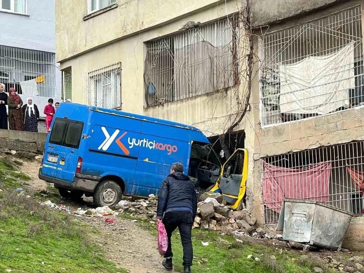 Siirt’te kontrolden çıkan kargo aracı bir eve çarptı