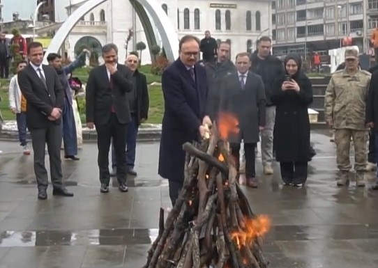 Vali Dr. Kızılkaya Nevruz Ateşini yakarak Gençlerle Halay Çekti