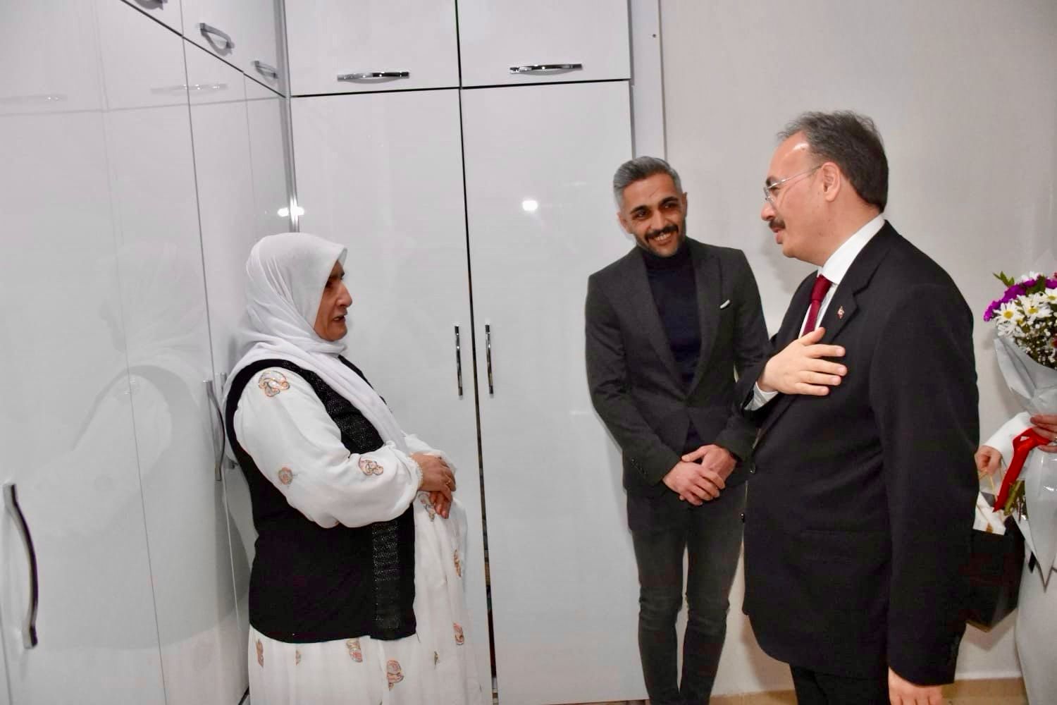 8 MART DÜNYA KADINLAR GÜNÜNDE VALİ KIZILKAYA, ŞEHİT AİLESİNİ ZİYARET ETTİ 