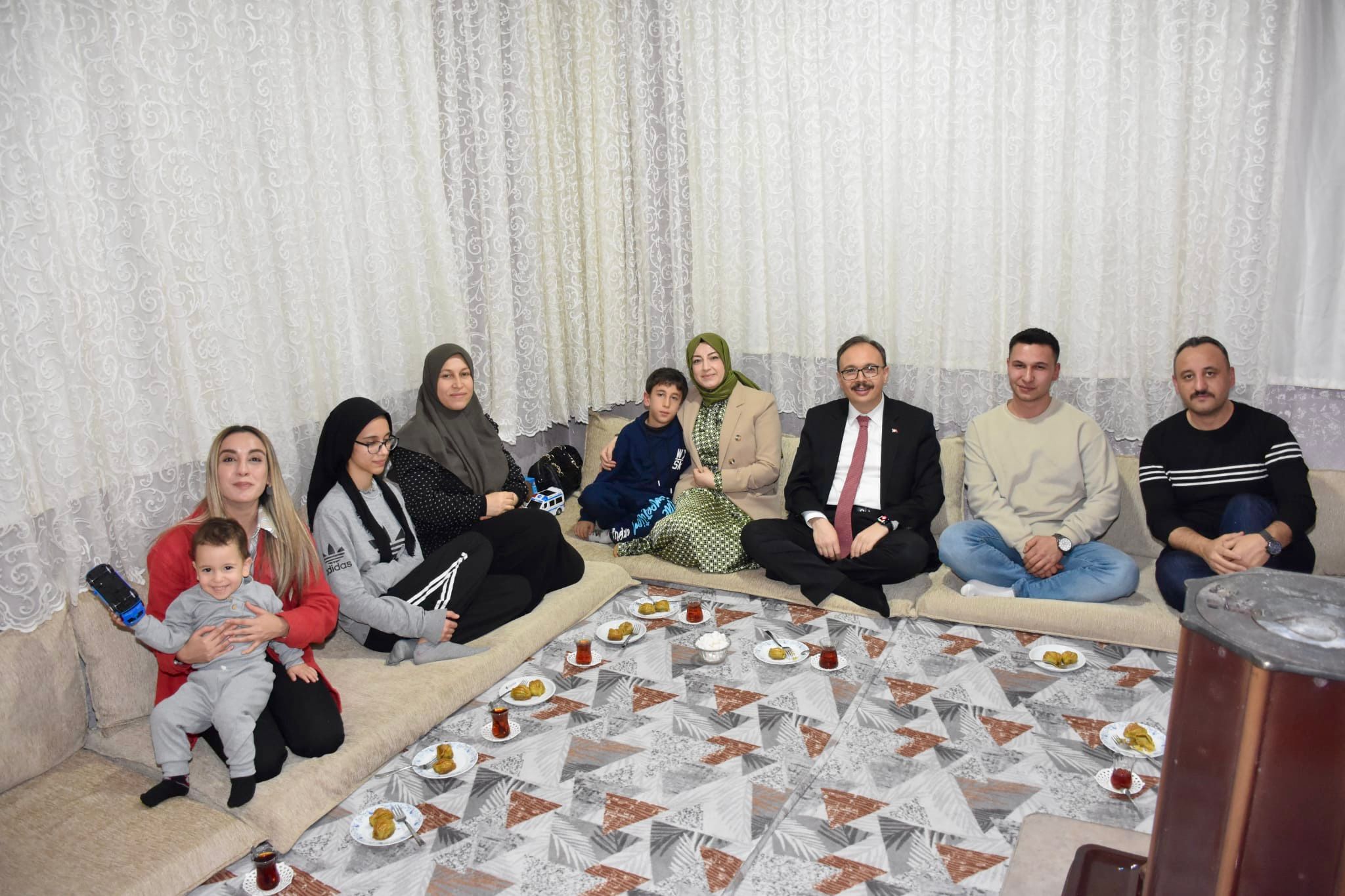 VALİ KIZILKAYA’DAN ÇOÇUKLARI SEVİNDİREN İFTAR ZİYARETİ 