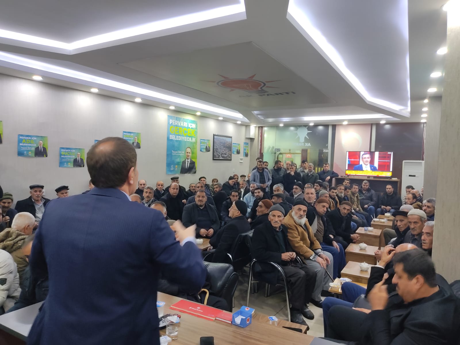 TAYYAR ÖZCAN SEÇİM BÜROSUNDA KONUŞTU; “BİZ AĞA BAŞKAN DEĞİL, BU HALKIN HİZMETKARI OLMAYA GELİYORUZ”