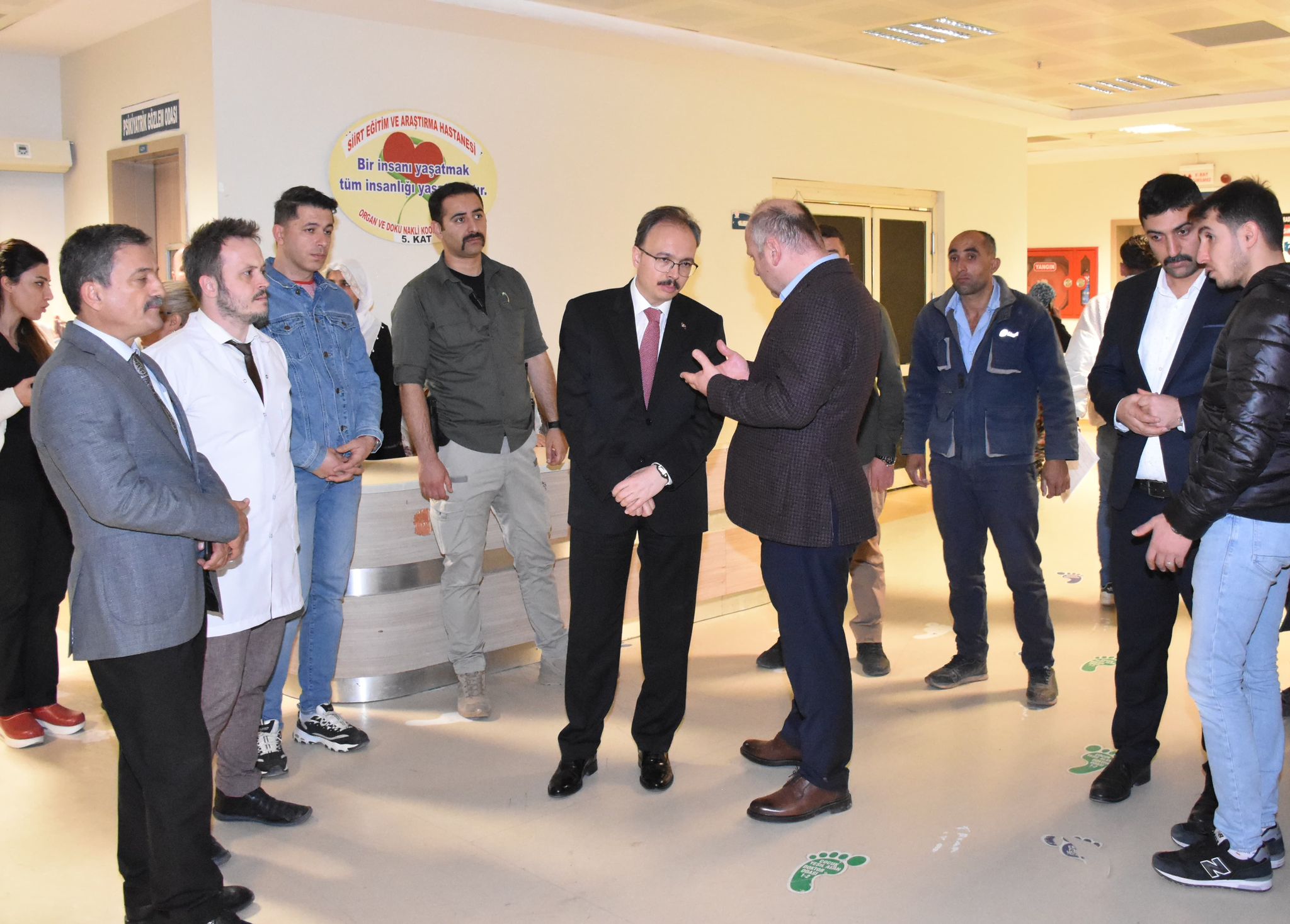 VALİ KAZADA YARALANAN ÖĞRENCİLERİ ZİYARET ETTİ