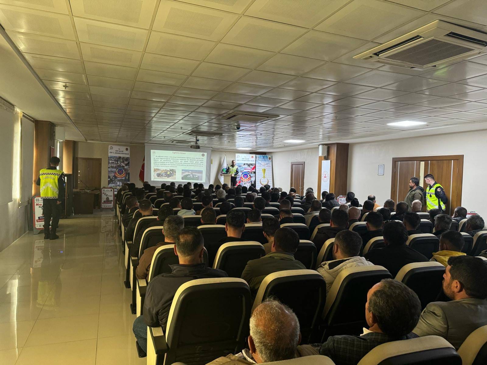 SİİRT JANDARMASINDAN TRAFİK EĞİTİM VE BİLİNÇLENDİRME ÇALIŞMALARI DEVAM EDİYOR