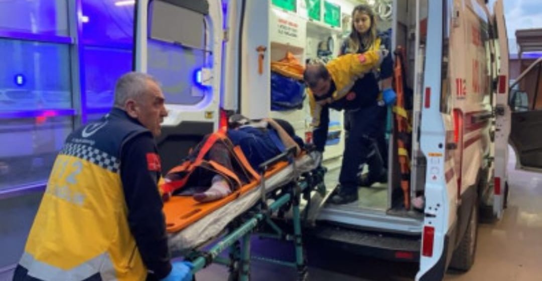 Siirt’te  karşıdan karşıya geçmeye çalışan 12 yaşındaki çocuk Adem E’ye  otomobilin çarpışması sonucu ağır yaralandı.