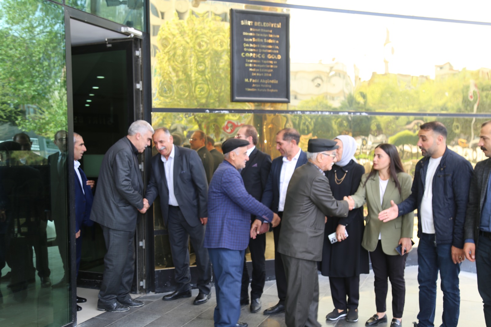 Siirt Belediyesi Eş Başkanları Halkla Bayramlaştı