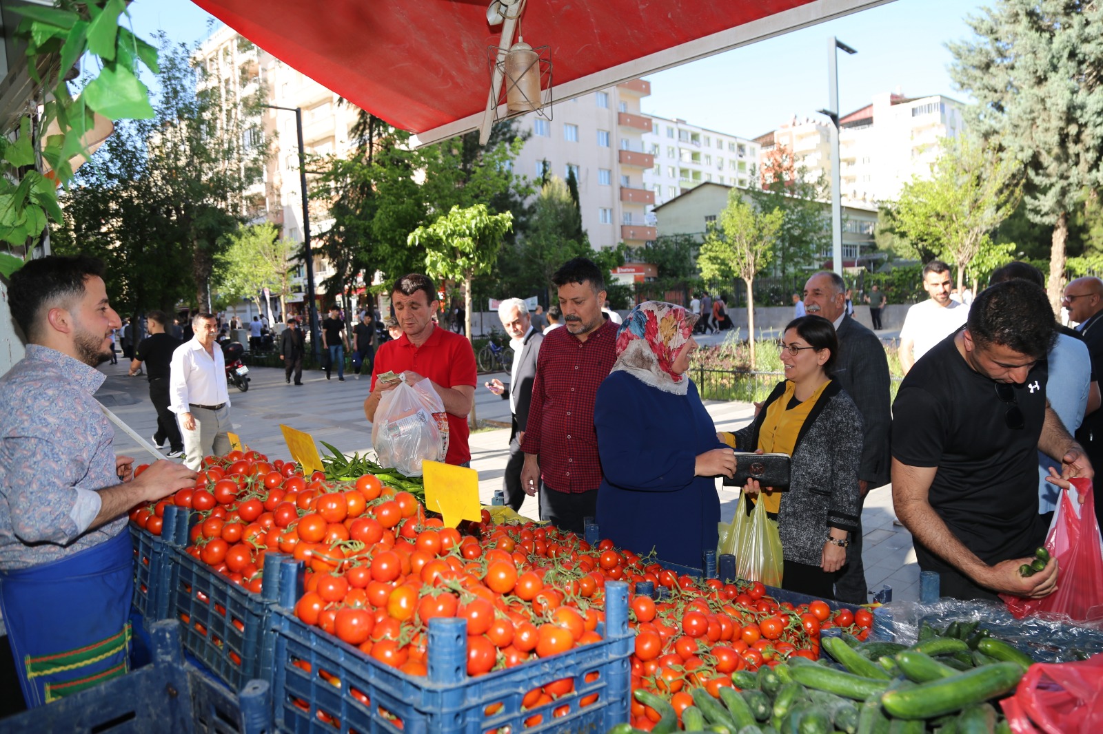 Siirt Belediyesi Eşbaşkanları esnafı ziyaret etti.