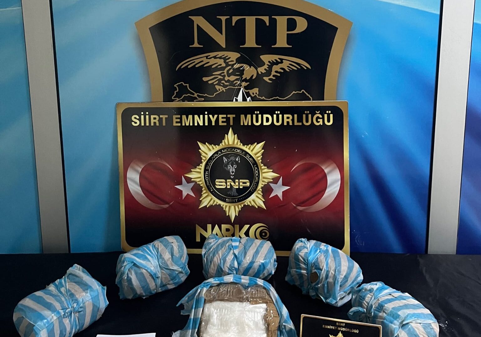 Siirt’te İran Plakalı Aracın Dorsesinde Düzensiz Göçmen ve Uyuşturucu Ele Geçirildi