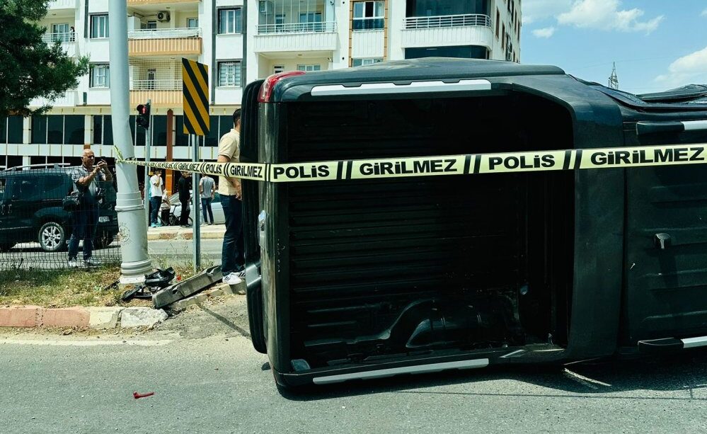 Şehir İçi Minibüsü İle Çarpışan Pikap Devrildi! 1 Kişi Yaralandı
