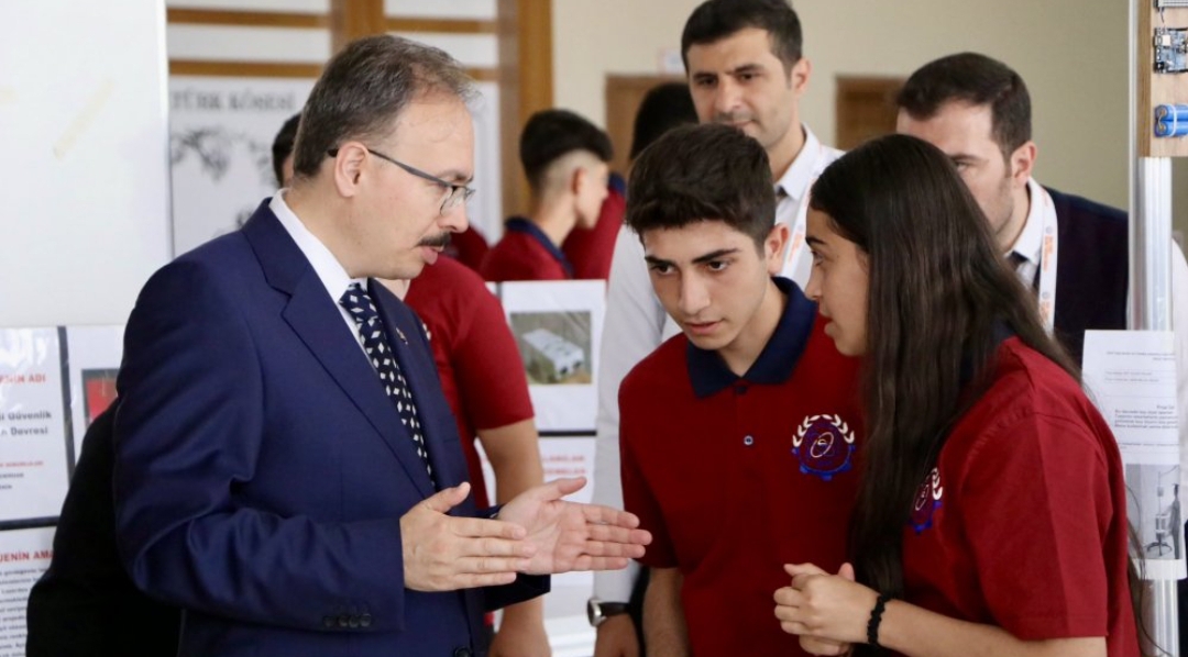 Vali Dr.Kemal Kızılkaya, Siirt Bilim Teknik Koleji’nin Bilim Fuarına Katıldı