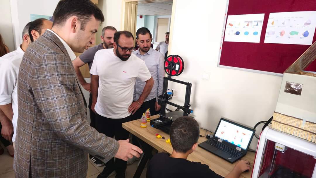 Pervari Kaymakamı  Ahmet GÜLDEREN, İlkokul ve Ortaokul öğrencilerinin Yıl Sonu Sergisi’ne katıldı 