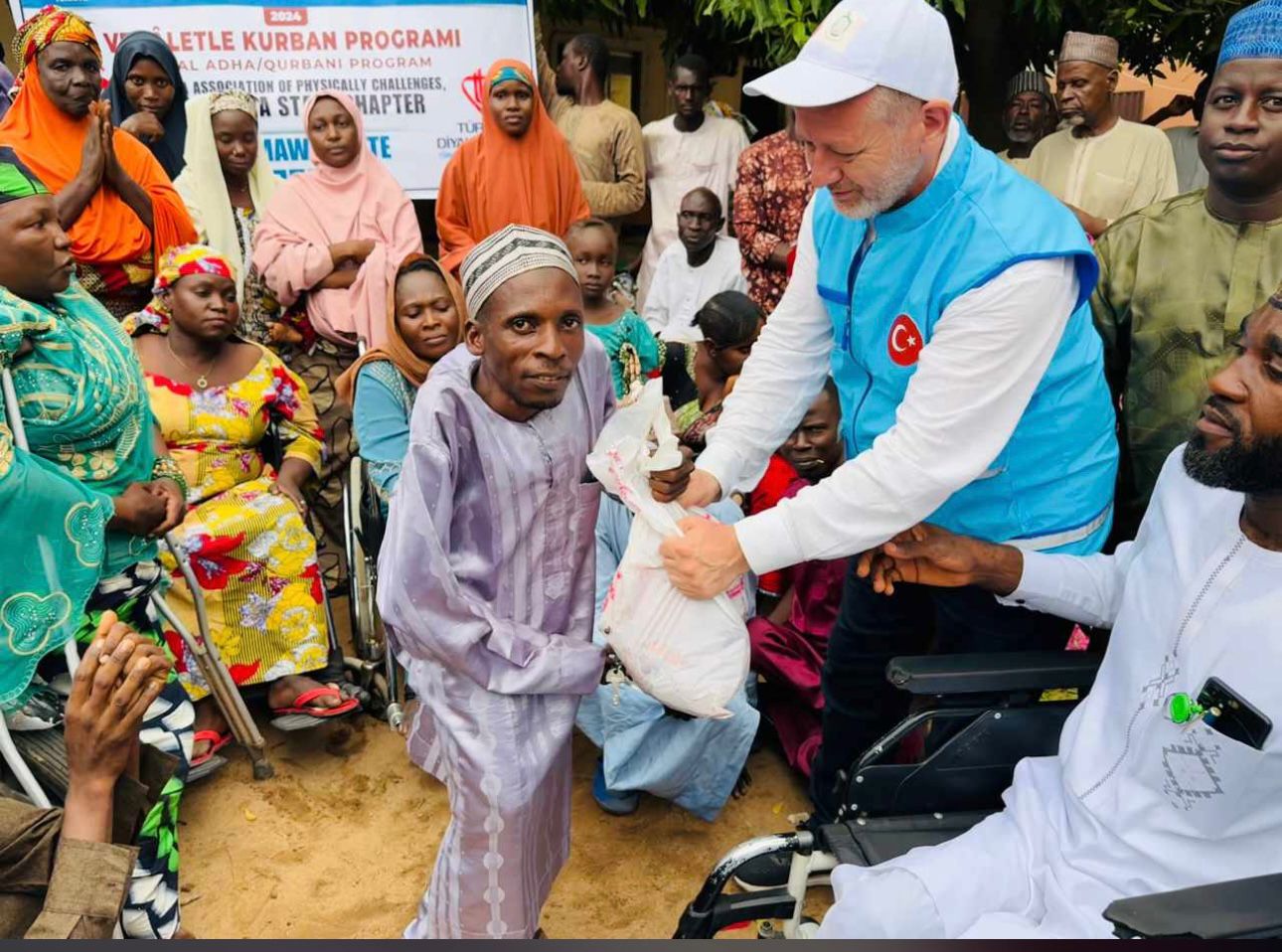 SİİRTLİ DİN GÖREVLİSİNDEN ÖRNEK DAVRANIŞ; NİJERYA’DA KURBAN ETİ DAĞITTI