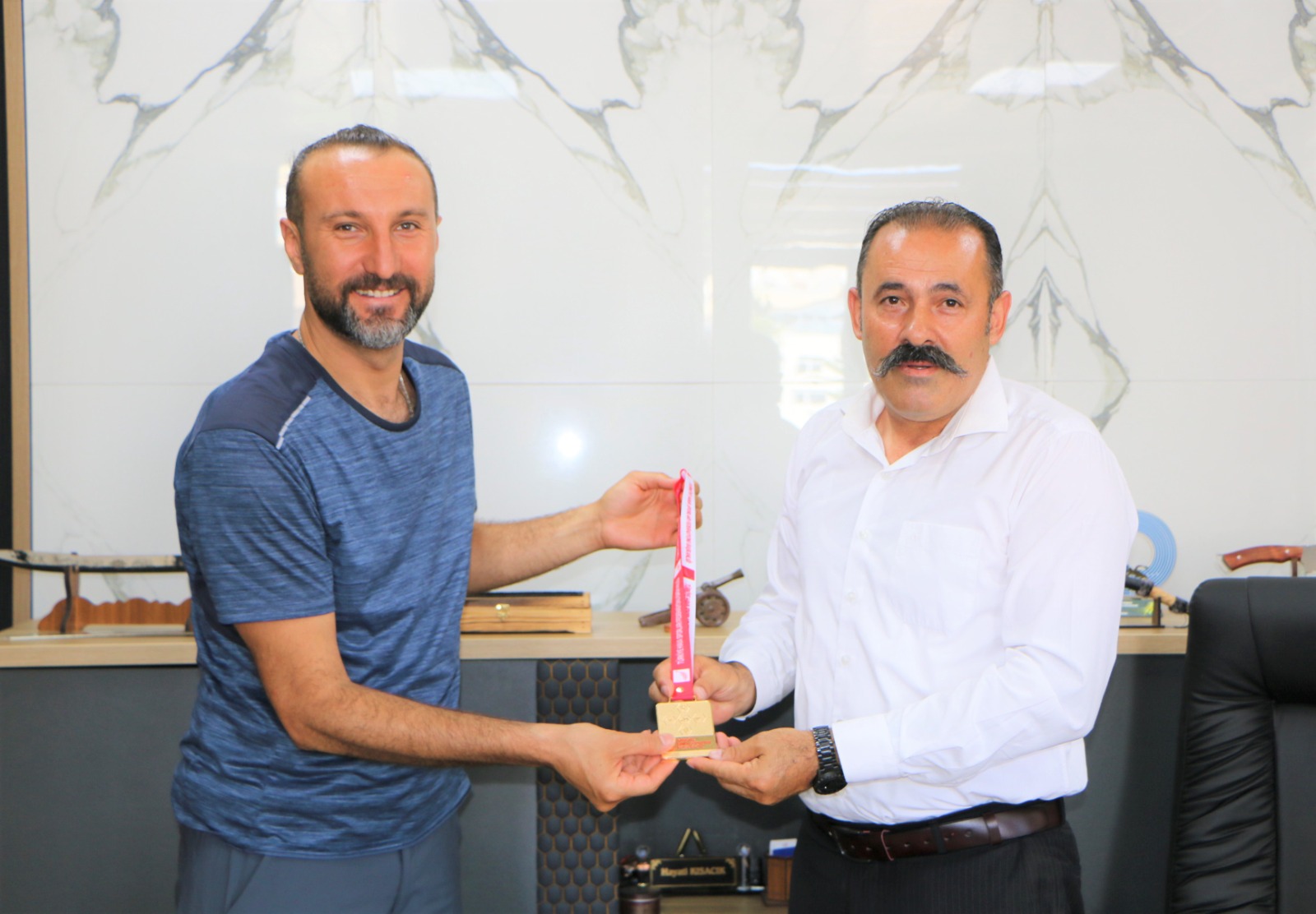 BÖLGE ŞAMPİYONU OLDULAR! SİİRT GENÇLİK VE SPOR YAMAÇPARAŞÜTÜ EKİBİNDEN BÜYÜK BAŞARI