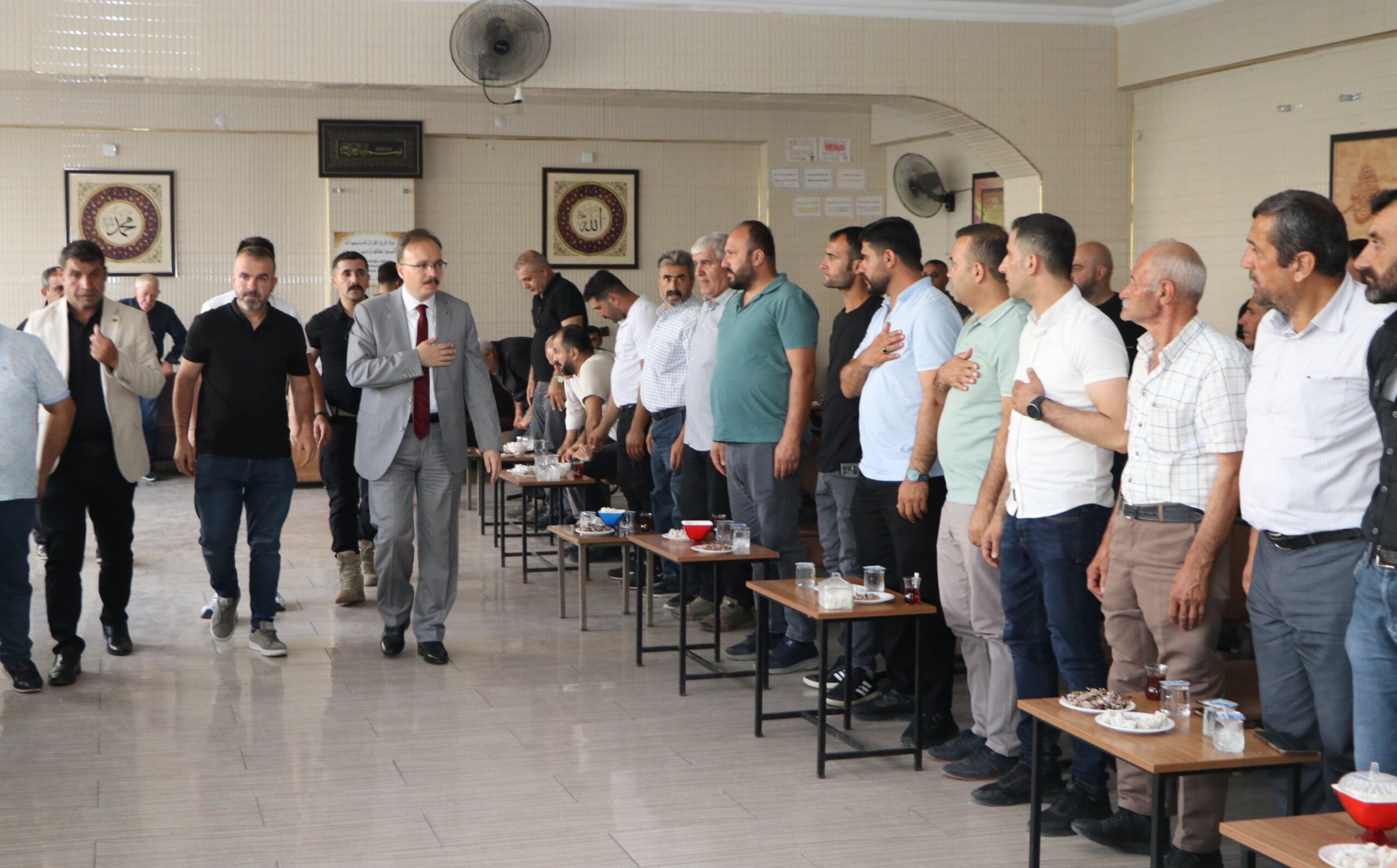 VALİ KIZILKAYA, VATANDAŞLARIN TALEPLERİNİ DİNLİYOR VE ACILARINI PAYLAŞIYOR