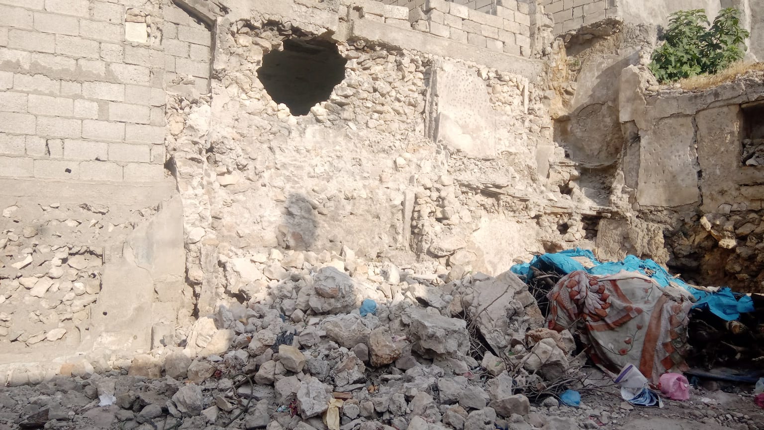 Bir Anlık Fırtına Metruk Bina Duvarını Yıktı