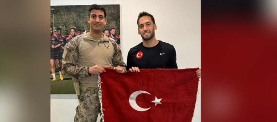 Milli Futbolcu Çalhanoğlu’na Siirt’in Simgesi Battaniye Hediye Edildi