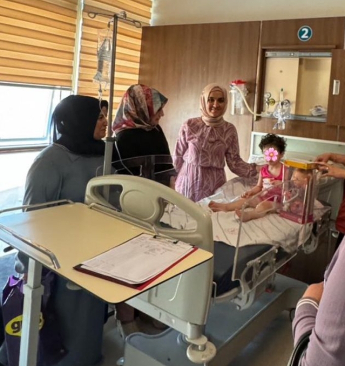 AK Kadınlar Hastanede Yatan Çocukları Sevindirdi