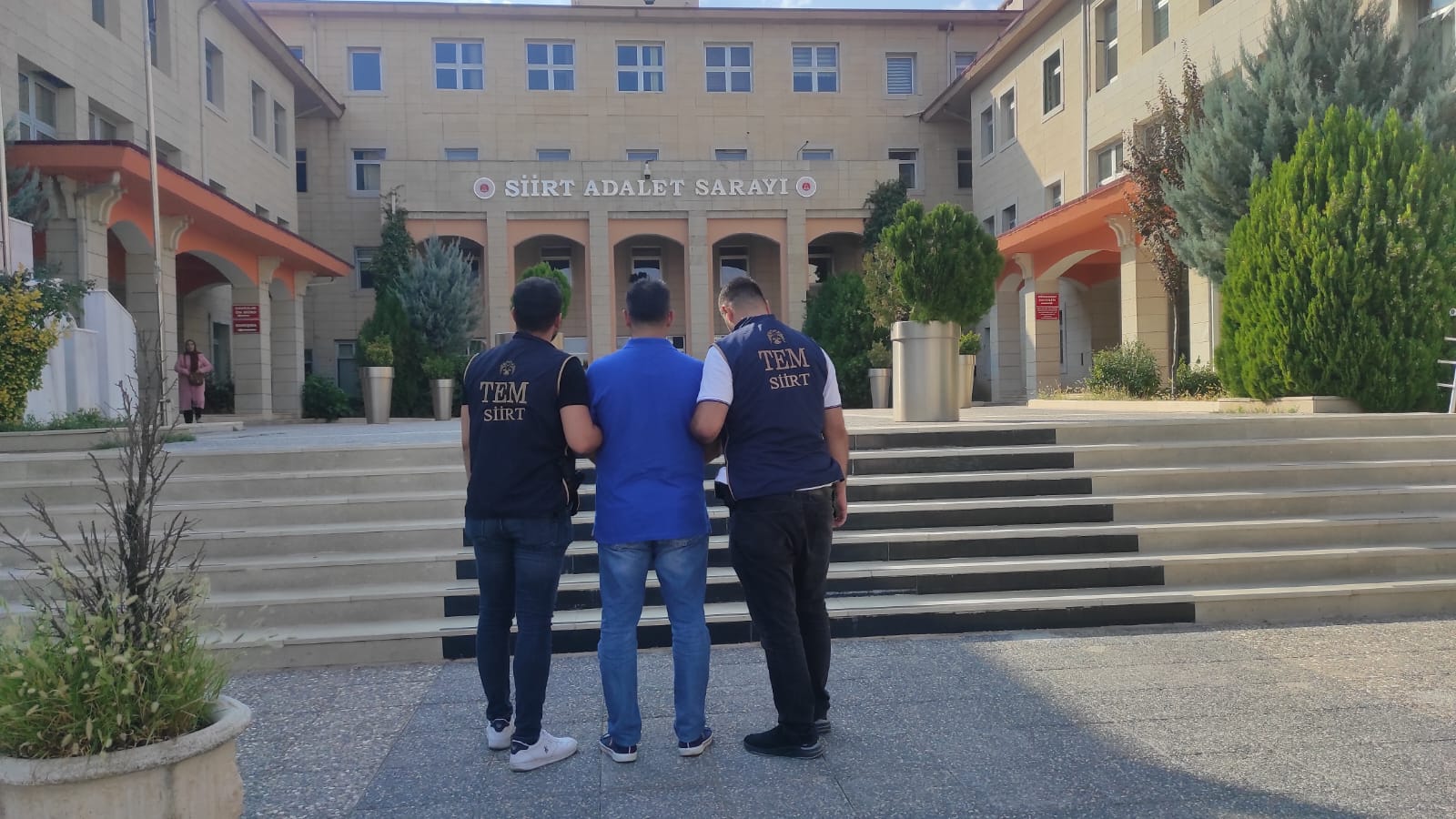 ÇEŞİTLİ SUÇLARDAN ARANAN 8 KİŞİ YAKALANARAK ADLİ MAKAMLARA TESLİM EDİLDİ