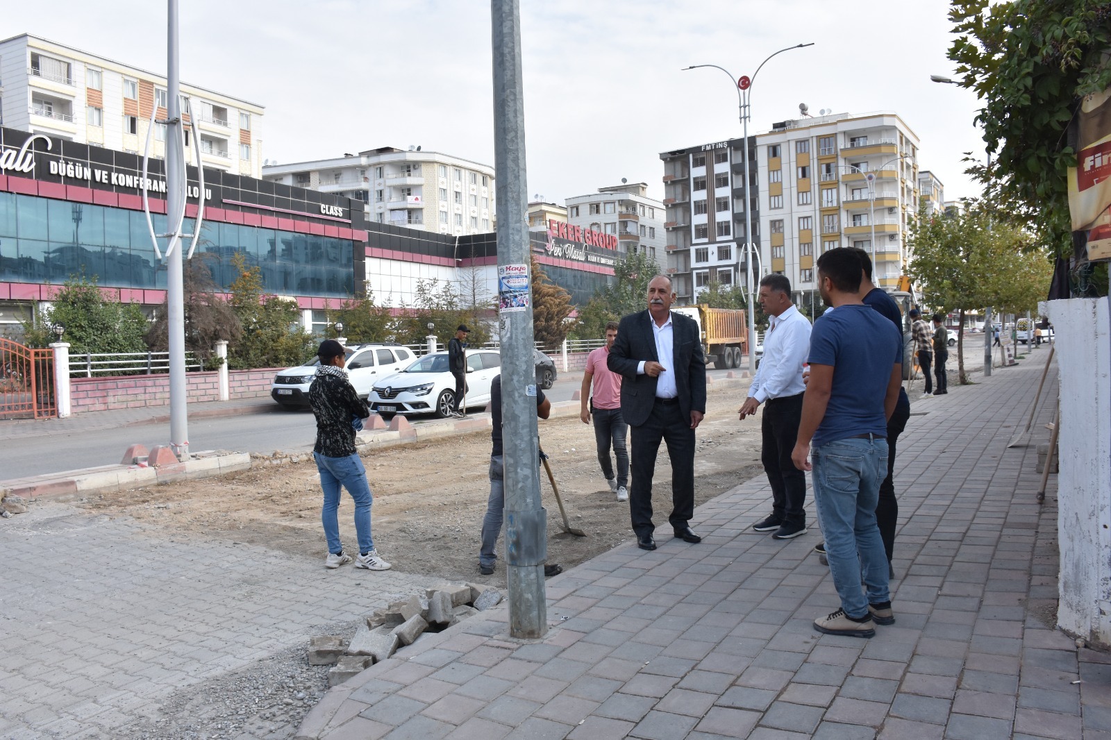 Siirt Belediyesi, 35 Bin Metrekare Kilit Parke ve 5 Bin Metrekare Bordür Kaldırım Çalışmasına Başladı
