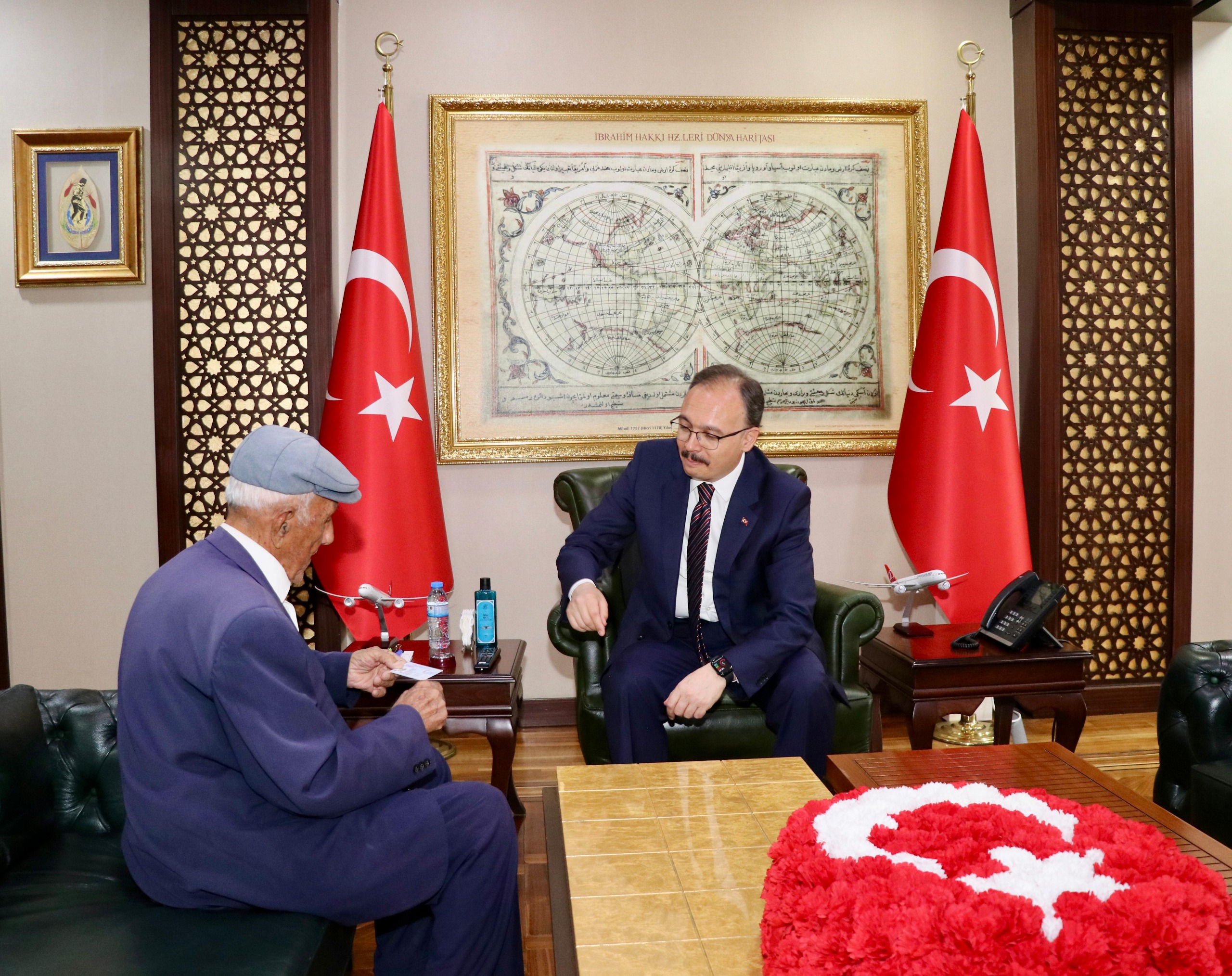 VALİ DR. KEMAL KIZILKAYA, SİİRT’TE İLK TANIŞTIĞI MİRHAN AMCA’YI MAKAMINDA AĞIRLADI
