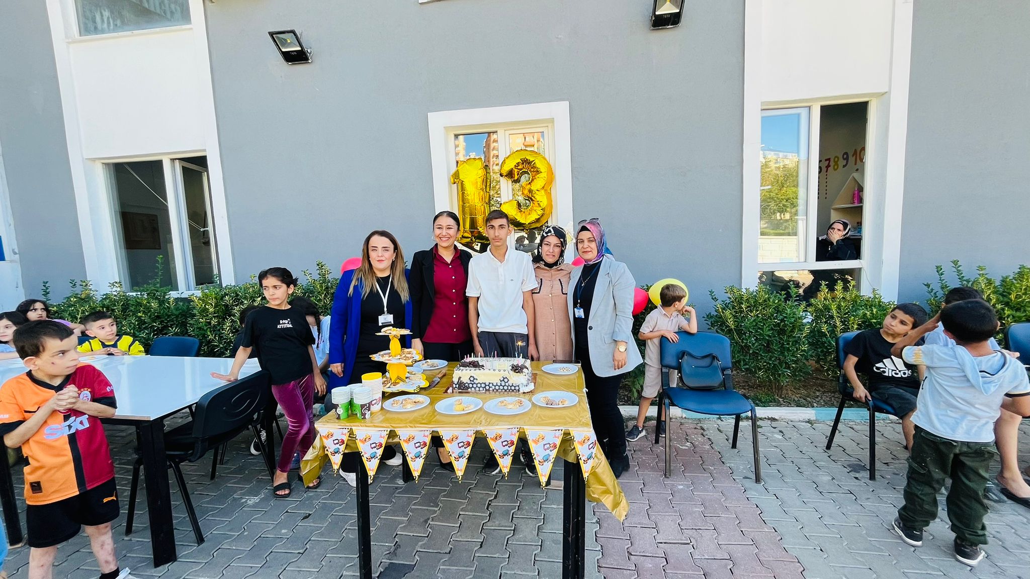 MUHAMMED’İN MUTLULUK GÖZLERİNDEN OKUNUYORDU