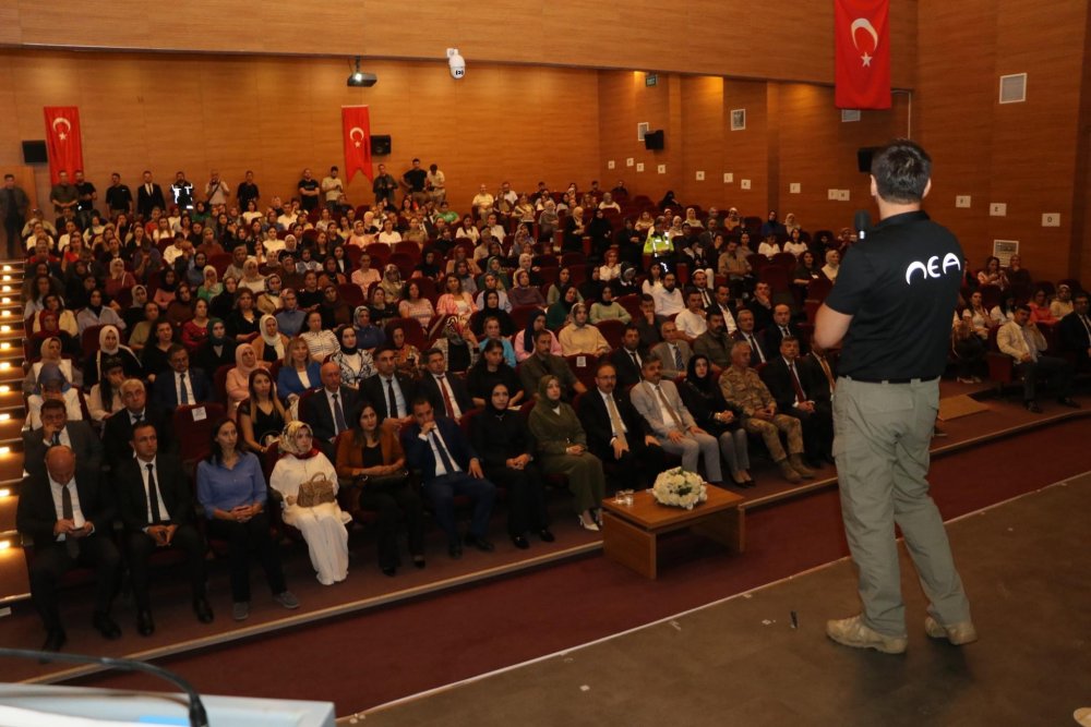 SİİRT’TE ANNELER İÇİN UYUŞTURUCU İLE MÜCADELE KONFERANSI DÜZENLENDİ