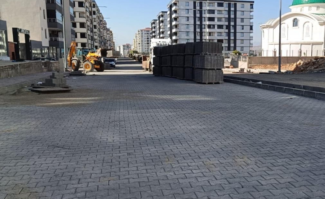 Mahallelerde Kilit Parke Taşı Döşeme ve Kaldırım Yenileme Çalışmaları Hızla Devam Ediyor