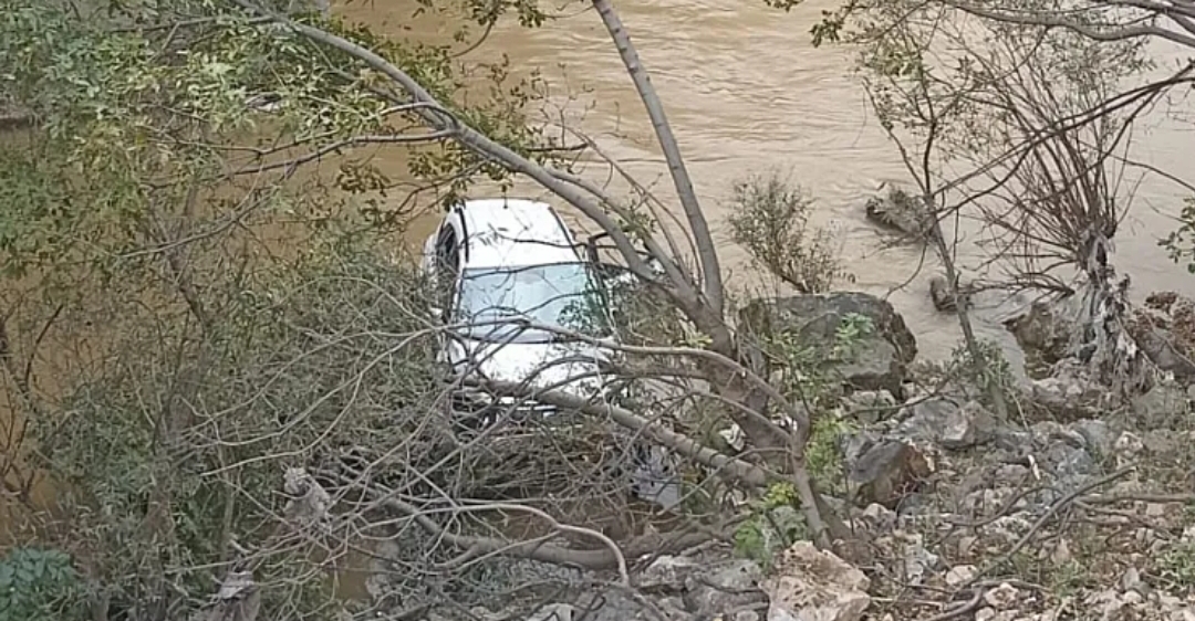 Pervari Belenoluk Köyünde Sağlık Ekibini Taşıyan Araç Köprüden Aşağı Düştü