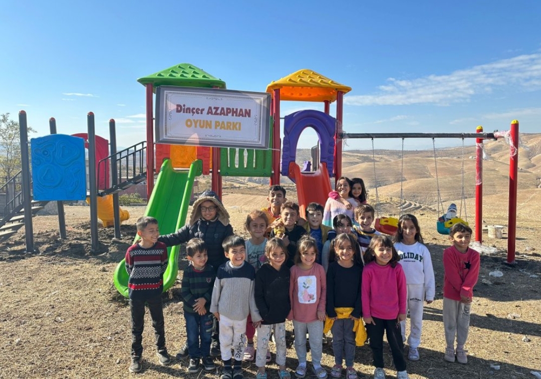 İş İnsanı Dinçer Azaphan, Hatrant Köyüne Oyun Parkı Yaptırdı