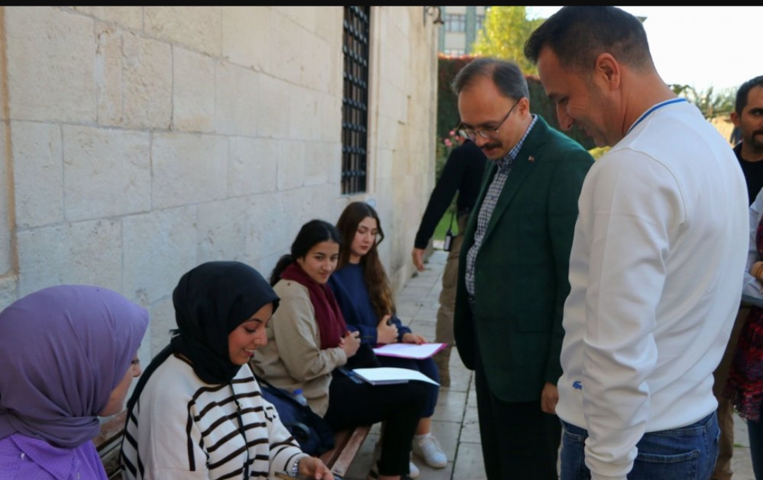Ulu Camii’nde Üniversiteli Gençlerle ‘Urban Sketchers’ Buluşması