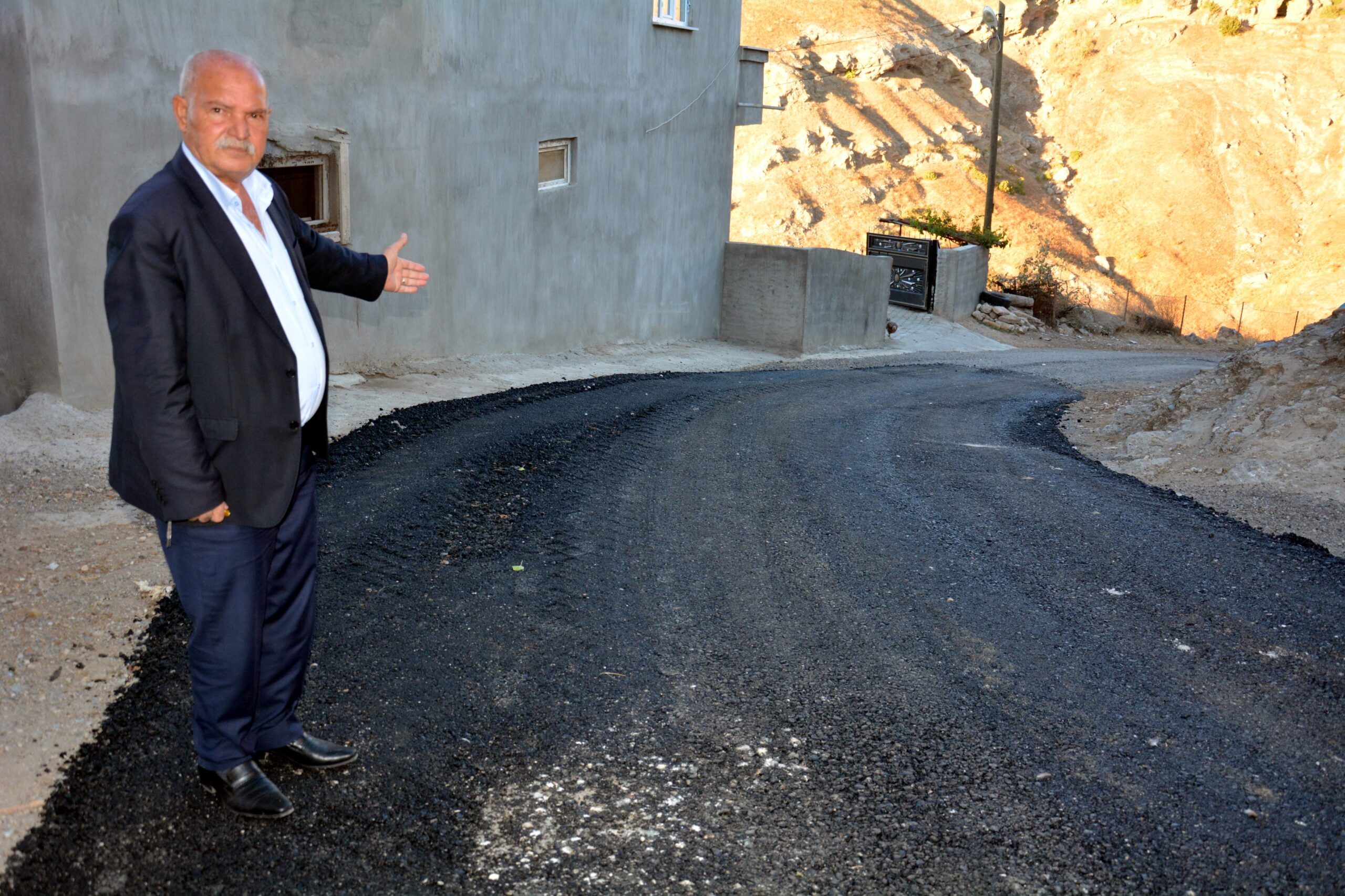 CANPOLAT; “17 KÖY YOLUNU BAĞLAYAN GRUP KÖY  YOLUNA 400 TON ASFALT ÇALIŞMASI YAPILDI”