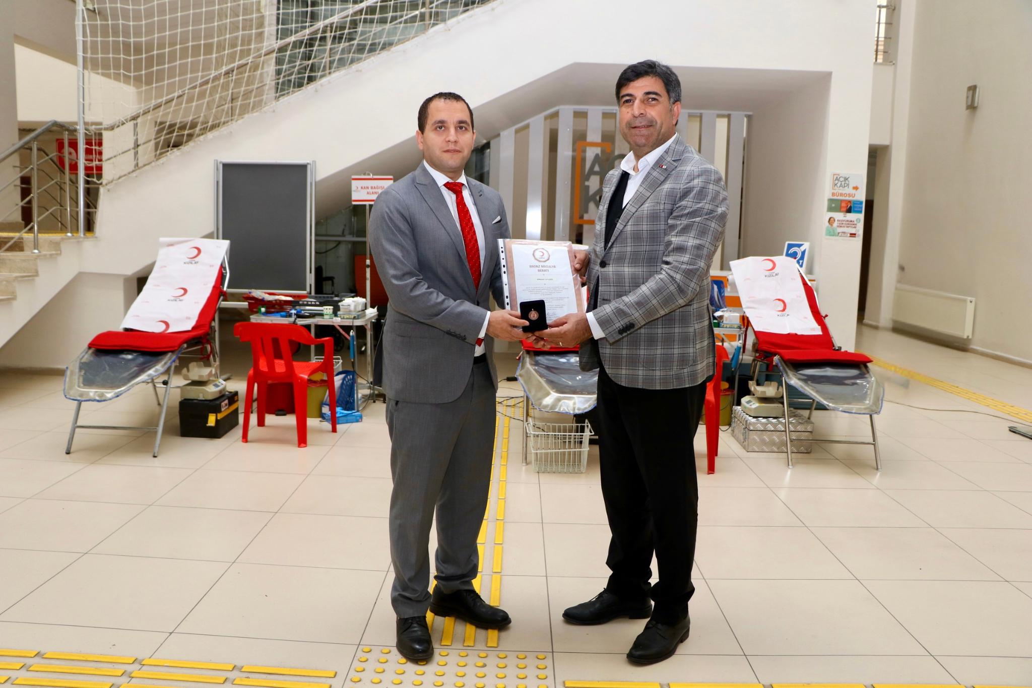 KIZILAY’DAN VALİ YARDIMCISI TATLİSÖZ’E BRONZ MADALYA