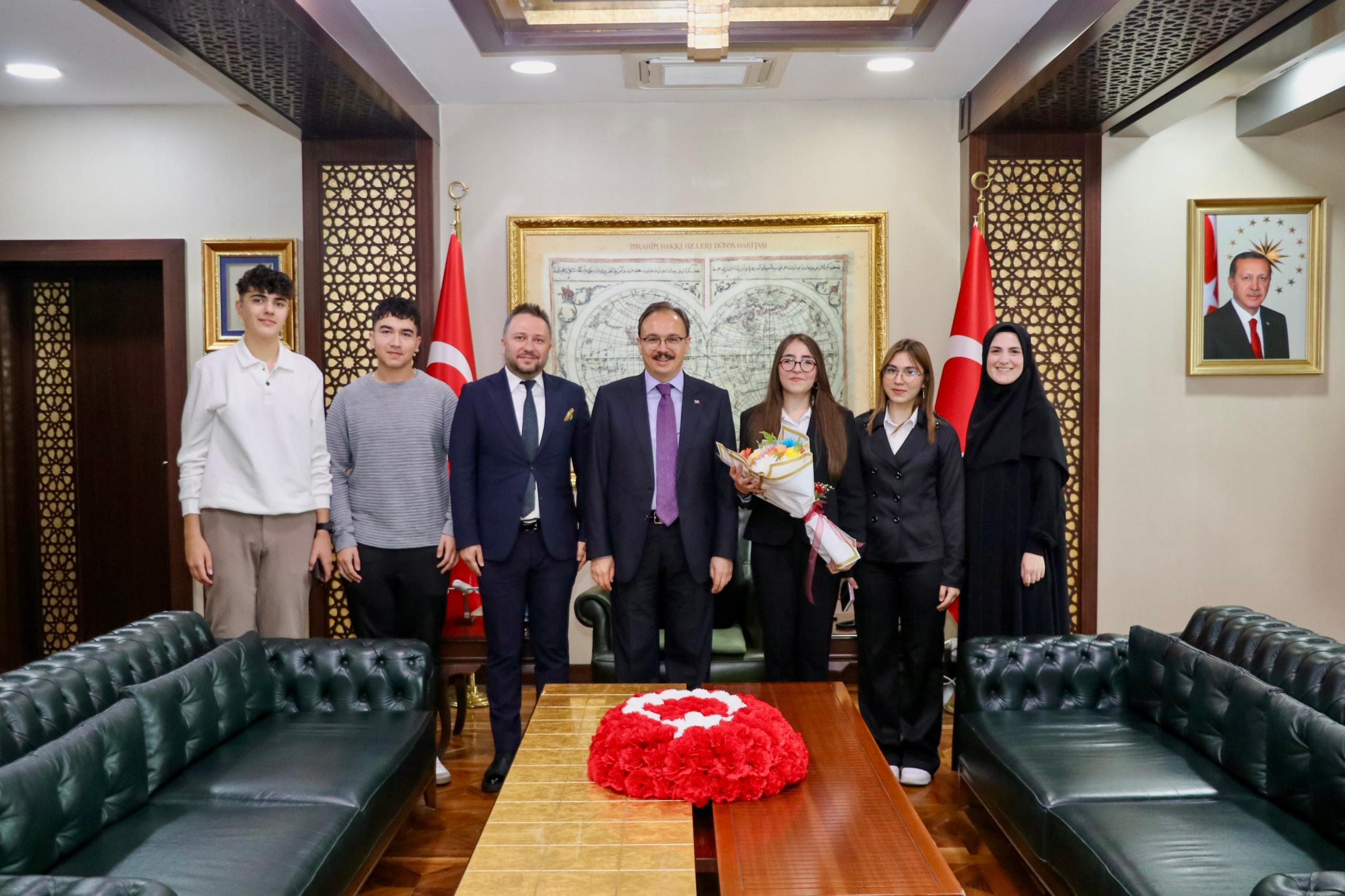 VALİ KIZILKAYA, DÜNYA ÇOCUK HAKLARI GÜNÜ’NDE ÇOCUKLARI MAKAMINDA AĞIRLADI