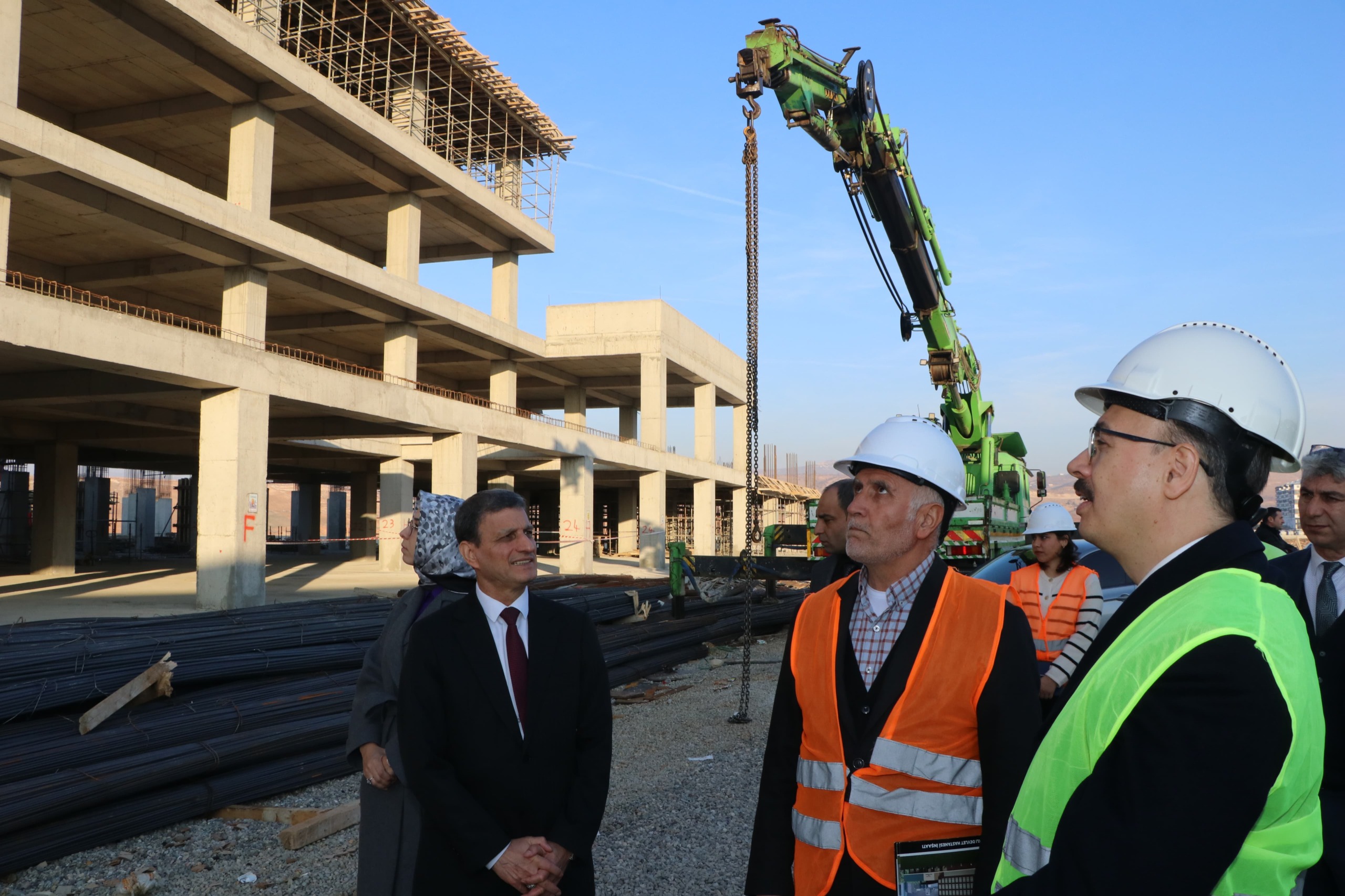 DEV PROJE YÜKSELİYOR: VALİ KIZILKAYA’DAN HASTANEYE DENETİM ZİYARETİ