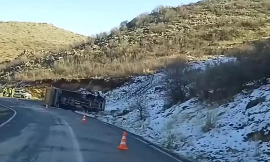 Pervari’de Kamyon Devrildi