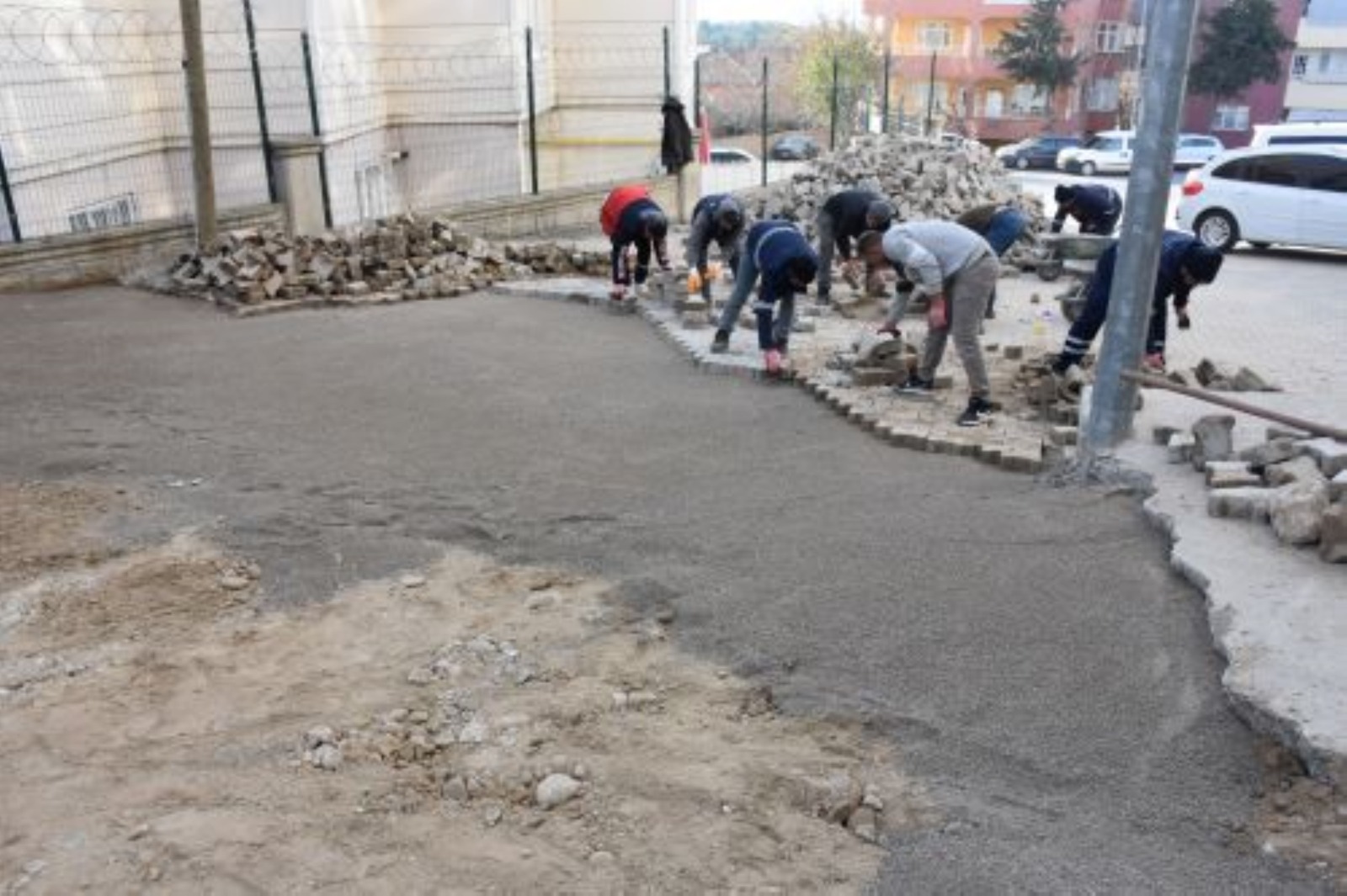 Belediye Bozuk Olan Yollarda Kilit Parke, Tadilat Çalışmalarını Sürdürüyor