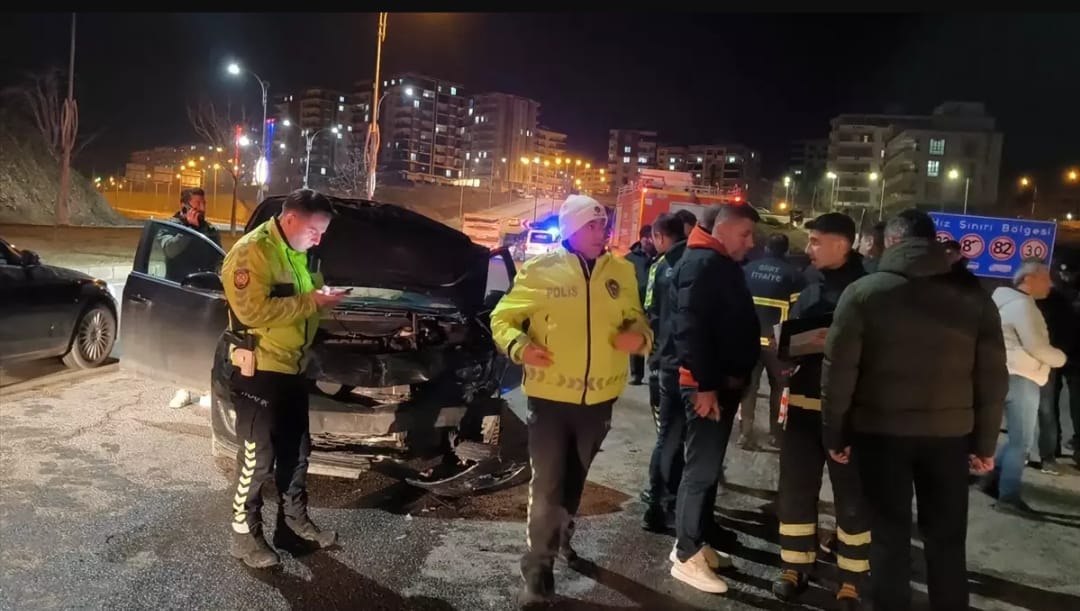 Siirt-Eruh yolunda iki otomobilin çarpışması sonucu 4 kişi yaralandı